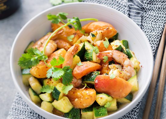 Wok de Crevettes Épicées aux Abricots et aux Courgettes : Une Explosion de Saveurs