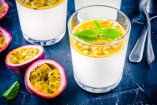 Panna Cotta aux Fruits de la Passion et Coulis de Mangue : Une Douceur Exotique pour 4 Personnes